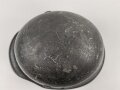 1.Weltkrieg , Stahlhelm Modell 1917. Hersteller ET64 ( Eisenhüttenwerk Thale A.G., Thale a/Harz)  Ungereinigtes Stück, Nieten und Ring original und zugehörig., die Lüftungsbolzen warum auch immer abgesägt, innen mit bunten Farbflecken.
