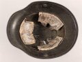 1.Weltkrieg , Stahlhelm Modell 1917. Hersteller ET64 ( Eisenhüttenwerk Thale A.G., Thale a/Harz)  Ungereinigtes Stück, Nieten und Ring original und zugehörig., die Lüftungsbolzen warum auch immer abgesägt, innen mit bunten Farbflecken.