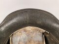 1.Weltkrieg , Stahlhelm Modell 1917. Hersteller ET64 ( Eisenhüttenwerk Thale A.G., Thale a/Harz)  Ungereinigtes Stück, Nieten und Ring original und zugehörig., die Lüftungsbolzen warum auch immer abgesägt, innen mit bunten Farbflecken.