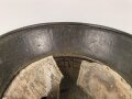 1.Weltkrieg , Stahlhelm Modell 1917. Hersteller ET64 ( Eisenhüttenwerk Thale A.G., Thale a/Harz)  Ungereinigtes Stück, Nieten und Ring original und zugehörig., die Lüftungsbolzen warum auch immer abgesägt, innen mit bunten Farbflecken.
