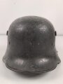 1.Weltkrieg , Stahlhelm Modell 1917. Hersteller ET64 ( Eisenhüttenwerk Thale A.G., Thale a/Harz)  Ungereinigtes Stück, Nieten und Ring original und zugehörig., die Lüftungsbolzen warum auch immer abgesägt, innen mit bunten Farbflecken.