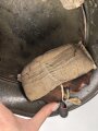 1.Weltkrieg , Stahlhelm Modell 1917. Hersteller ET64 ( Eisenhüttenwerk Thale A.G., Thale a/Harz)  Ungereinigtes Stück, Nieten und Ring original und zugehörig., die Lüftungsbolzen warum auch immer abgesägt, innen mit bunten Farbflecken.