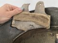 1.Weltkrieg , Stahlhelm Modell 1917. Hersteller ET64 ( Eisenhüttenwerk Thale A.G., Thale a/Harz)  Ungereinigtes Stück, Nieten und Ring original und zugehörig., die Lüftungsbolzen warum auch immer abgesägt, innen mit bunten Farbflecken.