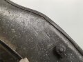 1.Weltkrieg , Stahlhelm Modell 1917. Hersteller ET64 ( Eisenhüttenwerk Thale A.G., Thale a/Harz)  Ungereinigtes Stück, Nieten und Ring original und zugehörig., die Lüftungsbolzen warum auch immer abgesägt, innen mit bunten Farbflecken.