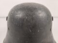 1.Weltkrieg , Stahlhelm Modell 1917. Hersteller ET64 ( Eisenhüttenwerk Thale A.G., Thale a/Harz)  Ungereinigtes Stück, Nieten und Ring original und zugehörig., die Lüftungsbolzen warum auch immer abgesägt, innen mit bunten Farbflecken.