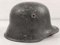 1.Weltkrieg , Stahlhelm Modell 1917. Hersteller ET64 ( Eisenhüttenwerk Thale A.G., Thale a/Harz)  Ungereinigtes Stück, Nieten und Ring original und zugehörig., die Lüftungsbolzen warum auch immer abgesägt, innen mit bunten Farbflecken.
