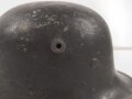 1.Weltkrieg , Stahlhelm Modell 1917. Hersteller ET64 ( Eisenhüttenwerk Thale A.G., Thale a/Harz)  Ungereinigtes Stück, Nieten und Ring original und zugehörig., die Lüftungsbolzen warum auch immer abgesägt, innen mit bunten Farbflecken.