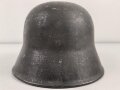1.Weltkrieg , Stahlhelm Modell 1917. Hersteller ET64 ( Eisenhüttenwerk Thale A.G., Thale a/Harz)  Ungereinigtes Stück, Nieten und Ring original und zugehörig., die Lüftungsbolzen warum auch immer abgesägt, innen mit bunten Farbflecken.