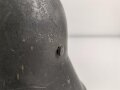 1.Weltkrieg , Stahlhelm Modell 1917. Hersteller ET64 ( Eisenhüttenwerk Thale A.G., Thale a/Harz)  Ungereinigtes Stück, Nieten und Ring original und zugehörig., die Lüftungsbolzen warum auch immer abgesägt, innen mit bunten Farbflecken.