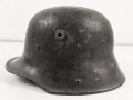 1.Weltkrieg , Stahlhelm Modell 1917. Hersteller ET64 ( Eisenhüttenwerk Thale A.G., Thale a/Harz)  Ungereinigtes Stück, Nieten und Ring original und zugehörig., die Lüftungsbolzen warum auch immer abgesägt, innen mit bunten Farbflecken.