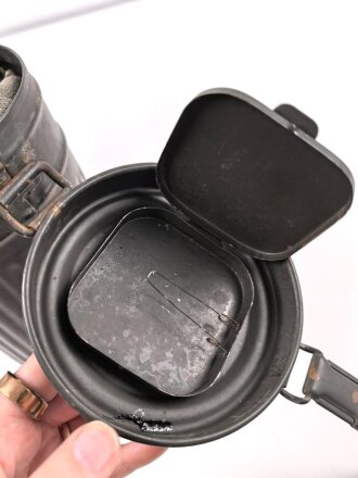 Bereitschaftsbüchse Modell 1938 mit  Gasmaske und Filter der Wehrmacht. Guter Gesamtzustand
