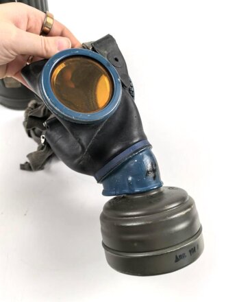 Bereitschaftsbüchse Modell 1938 mit  Gasmaske und Filter der Wehrmacht. Guter Gesamtzustand
