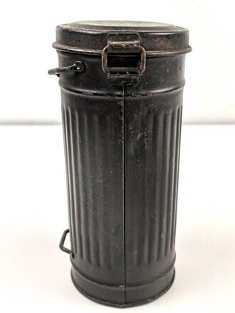 Bereitschaftsbüchse Modell 1938 mit  Gasmaske und Filter der Wehrmacht. Guter Gesamtzustand