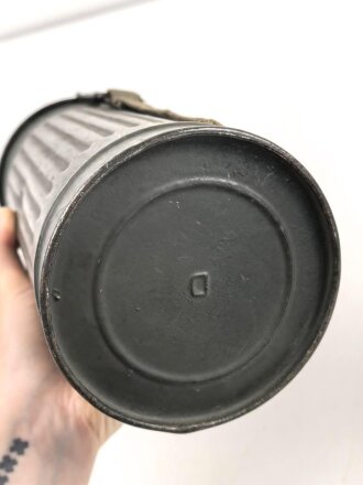 Bereitschaftsbüchse Modell 1938 mit  Gasmaske und Filter der Wehrmacht. Guter Gesamtzustand
