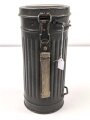 Bereitschaftsbüchse Modell 1938 mit  Gasmaske und Filter der Wehrmacht. Guter Gesamtzustand