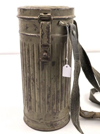Original getarnte Bereitschaftsbüchse Modell 1938  für eine Gasmaske der Wehrmacht. Datiert 1939,  Der Trageriemen im Verlauf des Krieges ergänzt
