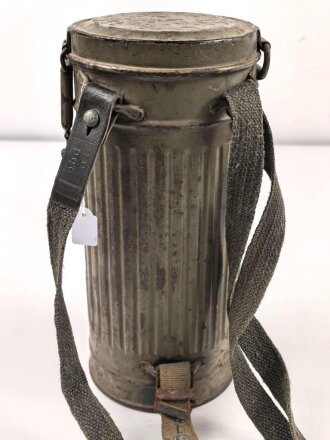 Original getarnte Bereitschaftsbüchse Modell 1938  für eine Gasmaske der Wehrmacht. Datiert 1939,  Der Trageriemen im Verlauf des Krieges ergänzt