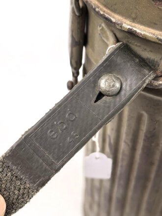 Original getarnte Bereitschaftsbüchse Modell 1938  für eine Gasmaske der Wehrmacht. Datiert 1939,  Der Trageriemen im Verlauf des Krieges ergänzt