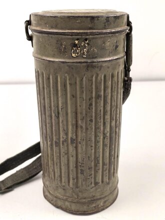 Original getarnte Bereitschaftsbüchse Modell 1938  für eine Gasmaske der Wehrmacht. Datiert 1939,  Der Trageriemen im Verlauf des Krieges ergänzt