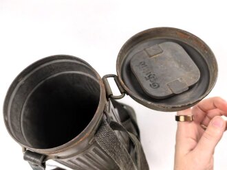 Original getarnte Bereitschaftsbüchse Modell 1938  für eine Gasmaske der Wehrmacht. Datiert 1939,  Der Trageriemen im Verlauf des Krieges ergänzt
