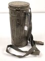 Original getarnte Bereitschaftsbüchse Modell 1938  für eine Gasmaske der Wehrmacht. Datiert 1939,  Der Trageriemen im Verlauf des Krieges ergänzt