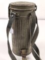 Original getarnte Bereitschaftsbüchse Modell 1938  für eine Gasmaske der Wehrmacht. Datiert 1939,  Der Trageriemen im Verlauf des Krieges ergänzt