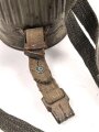 Original getarnte Bereitschaftsbüchse Modell 1938  für eine Gasmaske der Wehrmacht. Datiert 1939,  Der Trageriemen im Verlauf des Krieges ergänzt