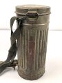 Original getarnte Bereitschaftsbüchse Modell 1938  für eine Gasmaske der Wehrmacht. Datiert 1939,  Der Trageriemen im Verlauf des Krieges ergänzt
