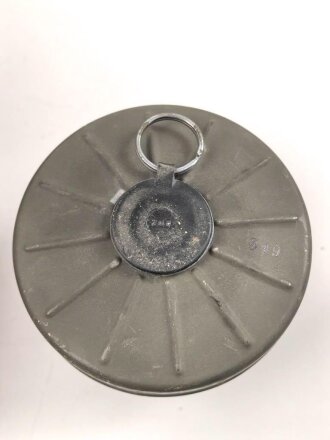 Gasmaske mit Filter in Bereitschaftsbüchse Modell 1938. Die Büchse original getarnt und gesandet, datiert 1942. Tropenausführung mit Gummiring. Die maske zugehörig, der unbenutzte Filter in Tropenausführung. Getragen, guter Gesamtzustand