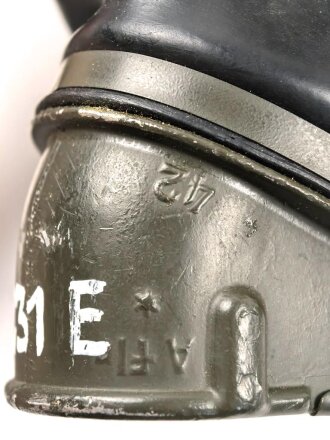 Gasmaske mit Filter in Bereitschaftsbüchse Modell 1938. Die Büchse original getarnt und gesandet, datiert 1942. Tropenausführung mit Gummiring. Die maske zugehörig, der unbenutzte Filter in Tropenausführung. Getragen, guter Gesamtzustand
