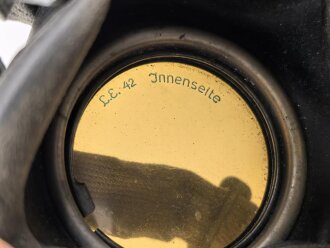 Gasmaske mit Filter in Bereitschaftsbüchse Modell 1938. Die Büchse original getarnt und gesandet, datiert 1942. Tropenausführung mit Gummiring. Die maske zugehörig, der unbenutzte Filter in Tropenausführung. Getragen, guter Gesamtzustand