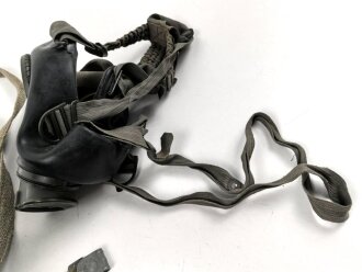 Gasmaske mit Filter in Bereitschaftsbüchse Modell 1938. Die Büchse original getarnt und gesandet, datiert 1942. Tropenausführung mit Gummiring. Die maske zugehörig, der unbenutzte Filter in Tropenausführung. Getragen, guter Gesamtzustand