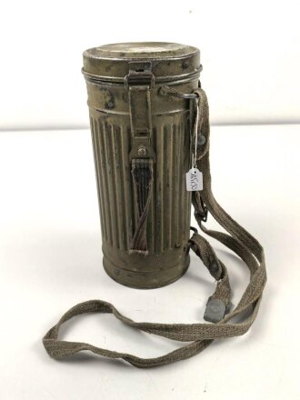 Gasmaske mit Filter in Bereitschaftsbüchse Modell 1938. Die Büchse original getarnt und gesandet, datiert 1942. Tropenausführung mit Gummiring. Die maske zugehörig, der unbenutzte Filter in Tropenausführung. Getragen, guter Gesamtzustand