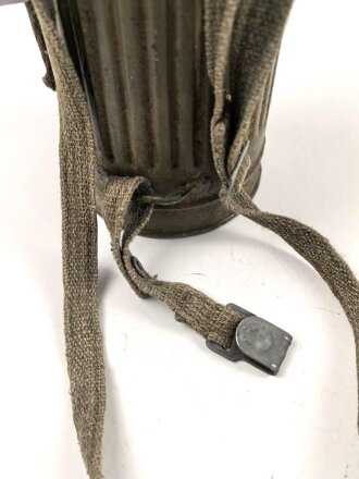Gasmaske mit Filter in Bereitschaftsbüchse Modell 1938. Die Büchse original getarnt und gesandet, datiert 1942. Tropenausführung mit Gummiring. Die maske zugehörig, der unbenutzte Filter in Tropenausführung. Getragen, guter Gesamtzustand