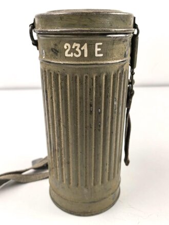 Gasmaske mit Filter in Bereitschaftsbüchse Modell 1938. Die Büchse original getarnt und gesandet, datiert 1942. Tropenausführung mit Gummiring. Die maske zugehörig, der unbenutzte Filter in Tropenausführung. Getragen, guter Gesamtzustand