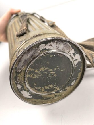 Gasmaske mit Filter in Bereitschaftsbüchse Modell 1938. Die Büchse original getarnt und gesandet, datiert 1942. Tropenausführung mit Gummiring. Die maske zugehörig, der unbenutzte Filter in Tropenausführung. Getragen, guter Gesamtzustand