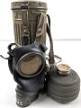Gasmaske mit Filter in Bereitschaftsbüchse Modell 1938. Die Büchse original getarnt und gesandet, datiert 1942. Tropenausführung mit Gummiring. Die maske zugehörig, der unbenutzte Filter in Tropenausführung. Getragen, guter Gesamtzustand