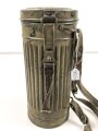 Gasmaske mit Filter in Bereitschaftsbüchse Modell 1938. Die Büchse original getarnt und gesandet, datiert 1942. Tropenausführung mit Gummiring. Die maske zugehörig, der unbenutzte Filter in Tropenausführung. Getragen, guter Gesamtzustand