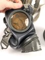 Gasmaske mit Filter in Bereitschaftsbüchse Modell 1938. Die Büchse original getarnt und gesandet, datiert 1942. Tropenausführung mit Gummiring. Die maske zugehörig, der unbenutzte Filter in Tropenausführung. Getragen, guter Gesamtzustand