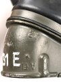 Gasmaske mit Filter in Bereitschaftsbüchse Modell 1938. Die Büchse original getarnt und gesandet, datiert 1942. Tropenausführung mit Gummiring. Die maske zugehörig, der unbenutzte Filter in Tropenausführung. Getragen, guter Gesamtzustand