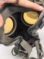 Gasmaske mit Filter in Bereitschaftsbüchse Modell 1938. Die Büchse original getarnt und gesandet, datiert 1942. Tropenausführung mit Gummiring. Die maske zugehörig, der unbenutzte Filter in Tropenausführung. Getragen, guter Gesamtzustand