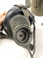 Gasmaske mit Filter in Bereitschaftsbüchse Modell 1938. Die Büchse original getarnt und gesandet, datiert 1942. Tropenausführung mit Gummiring. Die maske zugehörig, der unbenutzte Filter in Tropenausführung. Getragen, guter Gesamtzustand