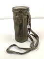 Gasmaske mit Filter in Bereitschaftsbüchse Modell 1938. Die Büchse original getarnt und gesandet, datiert 1942. Tropenausführung mit Gummiring. Die maske zugehörig, der unbenutzte Filter in Tropenausführung. Getragen, guter Gesamtzustand