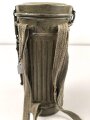 Gasmaske mit Filter in Bereitschaftsbüchse Modell 1938. Die Büchse original getarnt und gesandet, datiert 1942. Tropenausführung mit Gummiring. Die maske zugehörig, der unbenutzte Filter in Tropenausführung. Getragen, guter Gesamtzustand