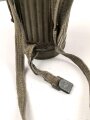 Gasmaske mit Filter in Bereitschaftsbüchse Modell 1938. Die Büchse original getarnt und gesandet, datiert 1942. Tropenausführung mit Gummiring. Die maske zugehörig, der unbenutzte Filter in Tropenausführung. Getragen, guter Gesamtzustand