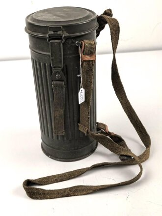 Bereitschaftsbüchse Modell 1938  für eine Gasmaske der Wehrmacht. Datiert 1940, guter Gesamtzustand