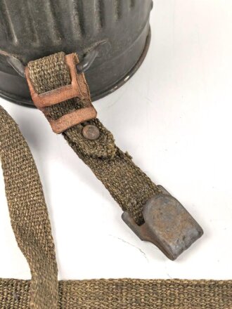 Bereitschaftsbüchse Modell 1938  für eine Gasmaske der Wehrmacht. Datiert 1940, guter Gesamtzustand