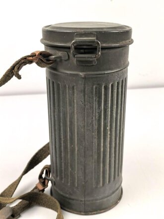 Bereitschaftsbüchse Modell 1938  für eine Gasmaske der Wehrmacht. Datiert 1940, guter Gesamtzustand