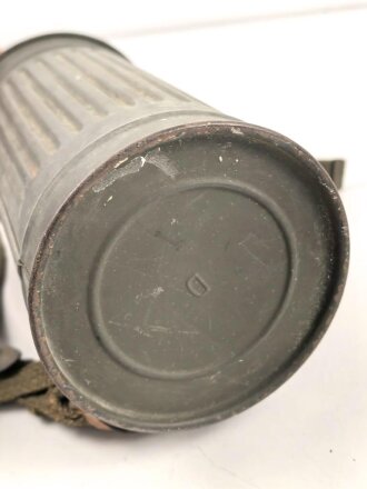 Bereitschaftsbüchse Modell 1938  für eine Gasmaske der Wehrmacht. Datiert 1940, guter Gesamtzustand