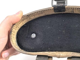 Behälter aus Ersatzmaterial für Dienstglas 6 x 30 der Wehrmacht aus Preßmasse. Hersteller cxn, Variante mit gelbem Deckel, guter Zustand
